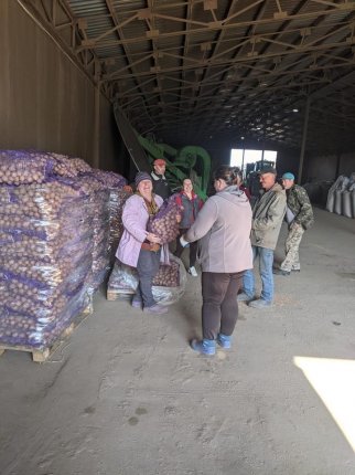Продолжаем помогать фермерам и населению Украины